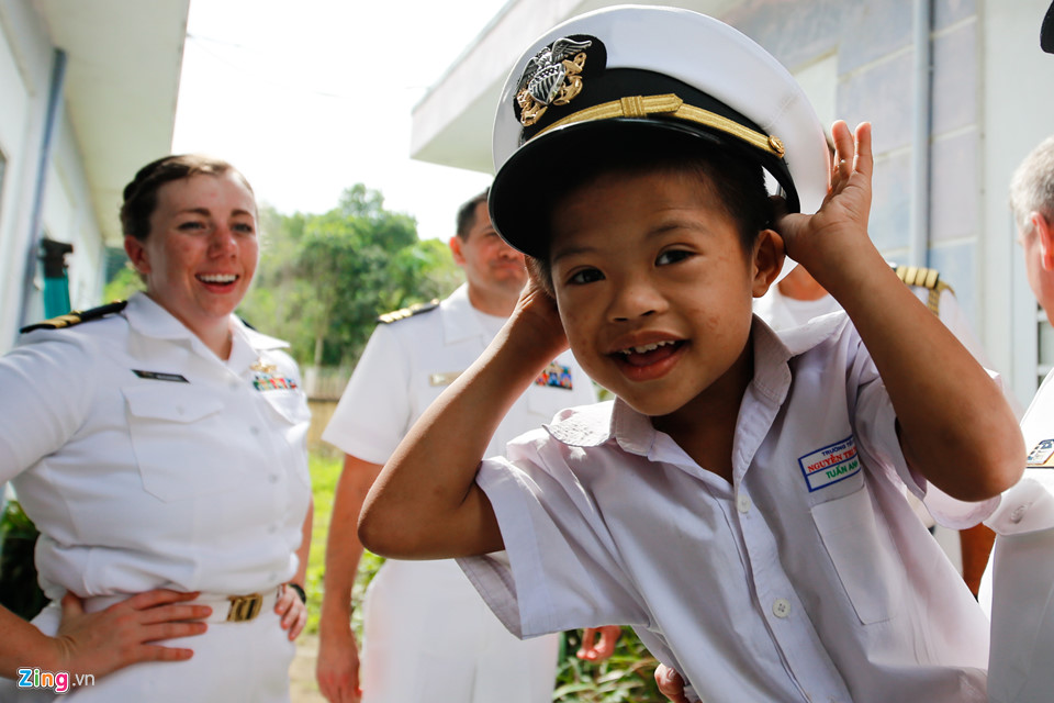 Thuỷ thủ Mỹ hào hứng vui đùa cùng trẻ nạn nhân chất độc da cam
